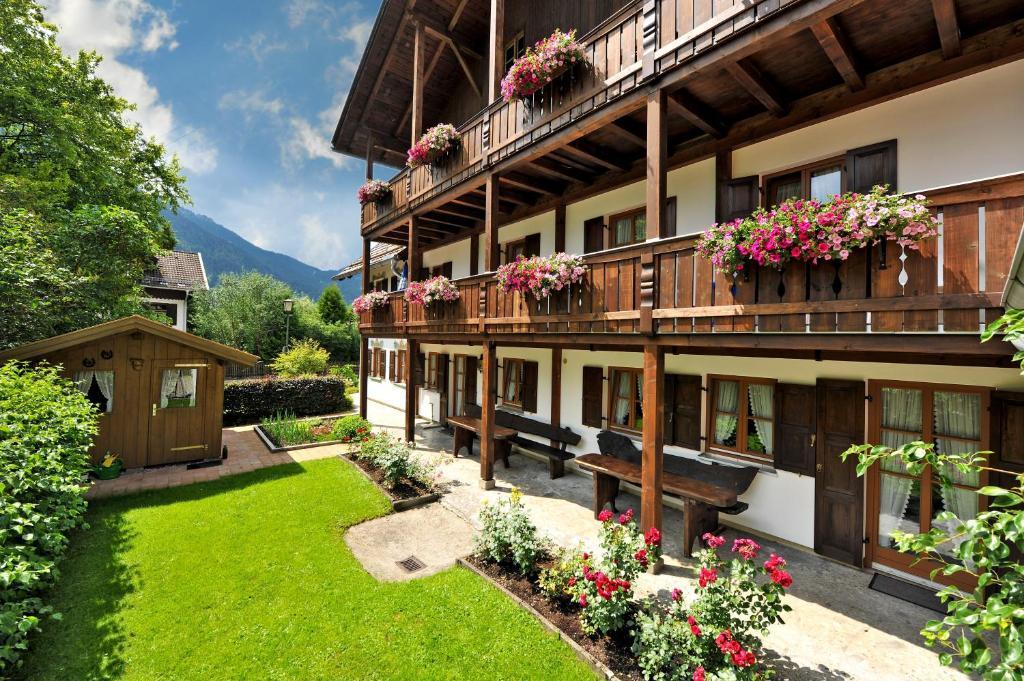 Gaestehaus Enzianhof Hotel Garni Оберамергау Екстериор снимка