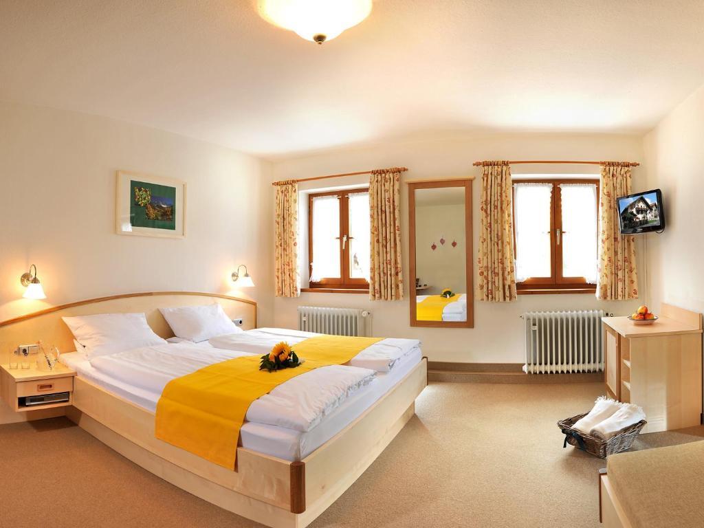 Gaestehaus Enzianhof Hotel Garni Оберамергау Стая снимка